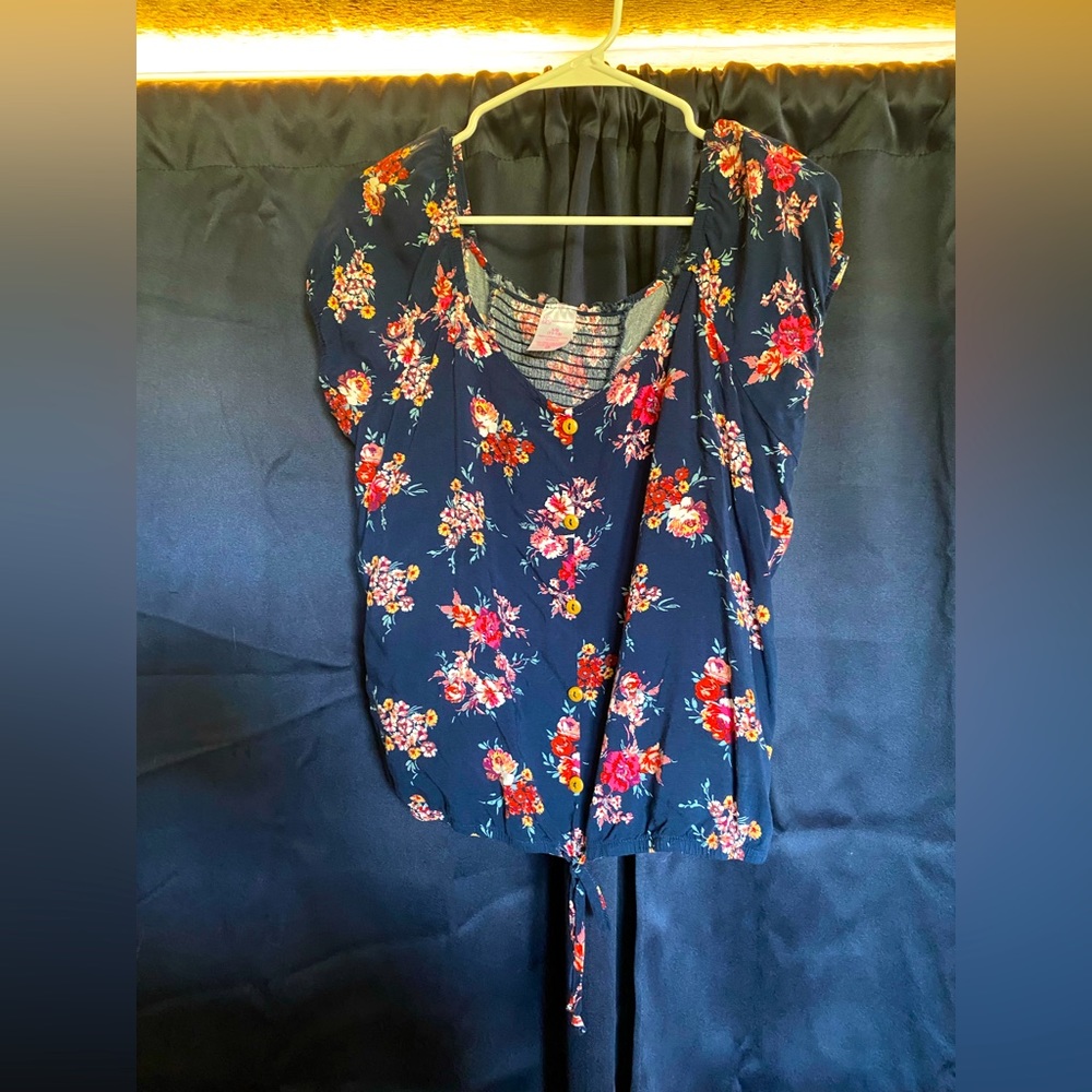 Size L No Boundaries Crop Top Blouse